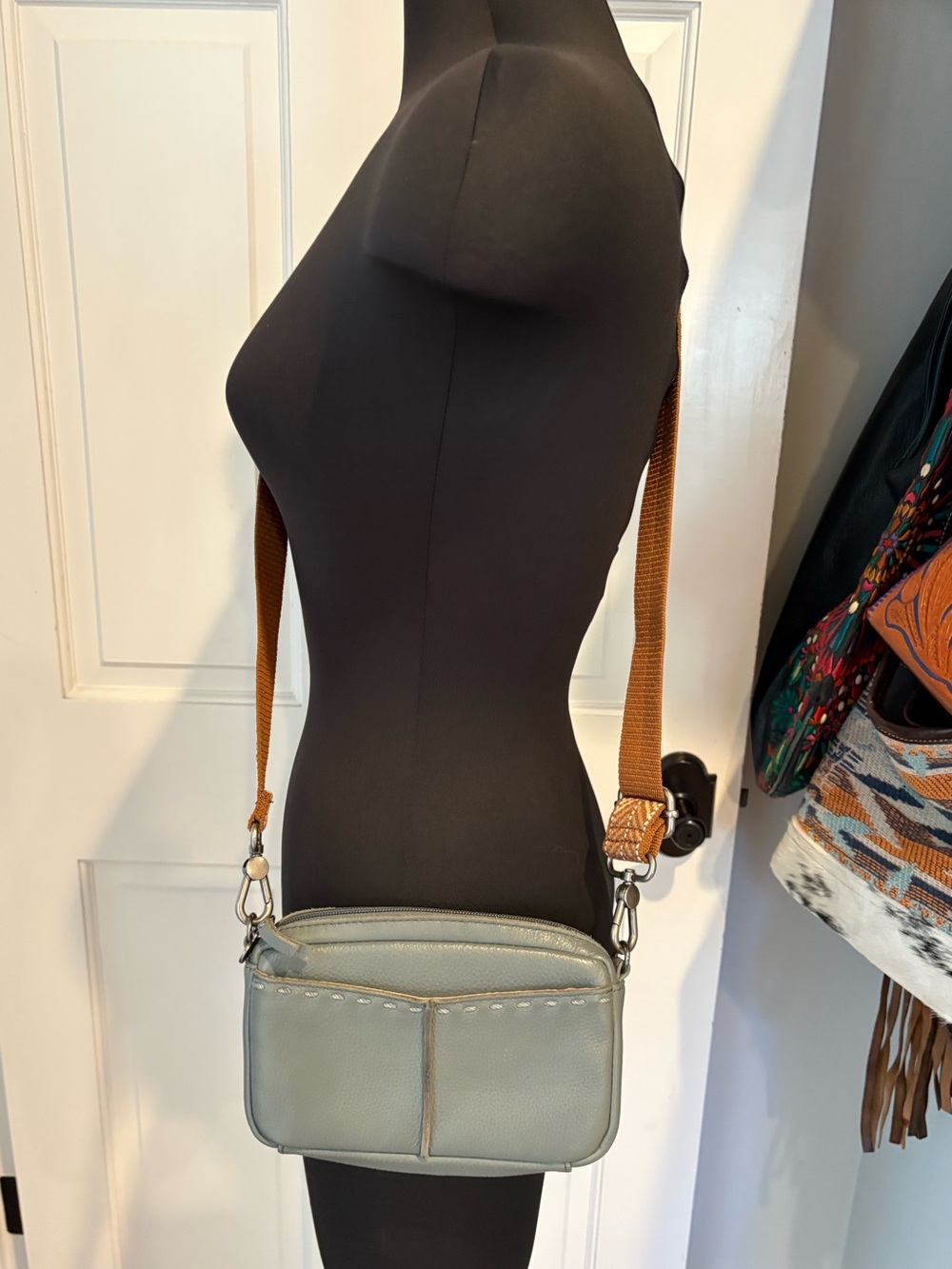 Women’s Crossbody SAK leather Bag in Light Gray with Contrast Strap